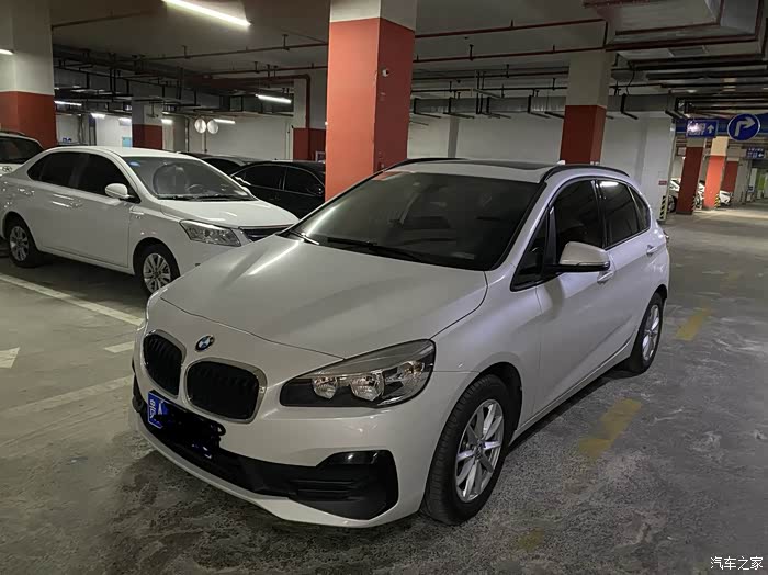 出一台白色218i时尚