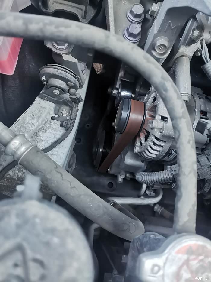 发动机皮带咋成红色的了