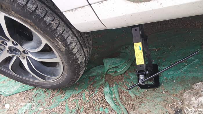 然后千斤顶,注意要顶对位置,我会多拍几张.