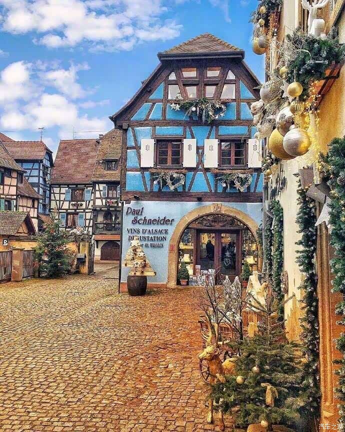 法国埃吉桑小镇,每天醒来推开窗就能闻到花香.