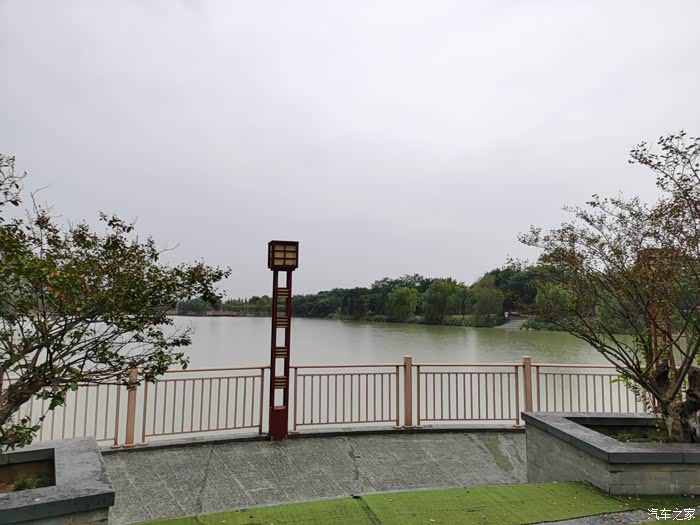 用车帖打卡锦湖公园