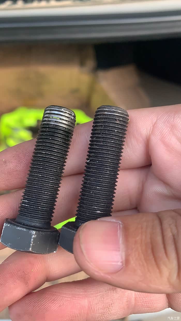 请问gs430的刹车卡钳螺丝孔滑丝了