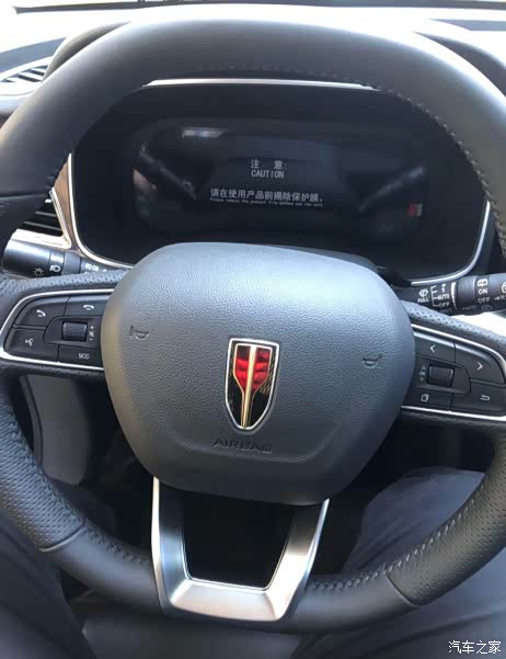 来到车里,手握hs7饱满舒适的方向盘,新红旗车标里的金色纹路若隐若现.