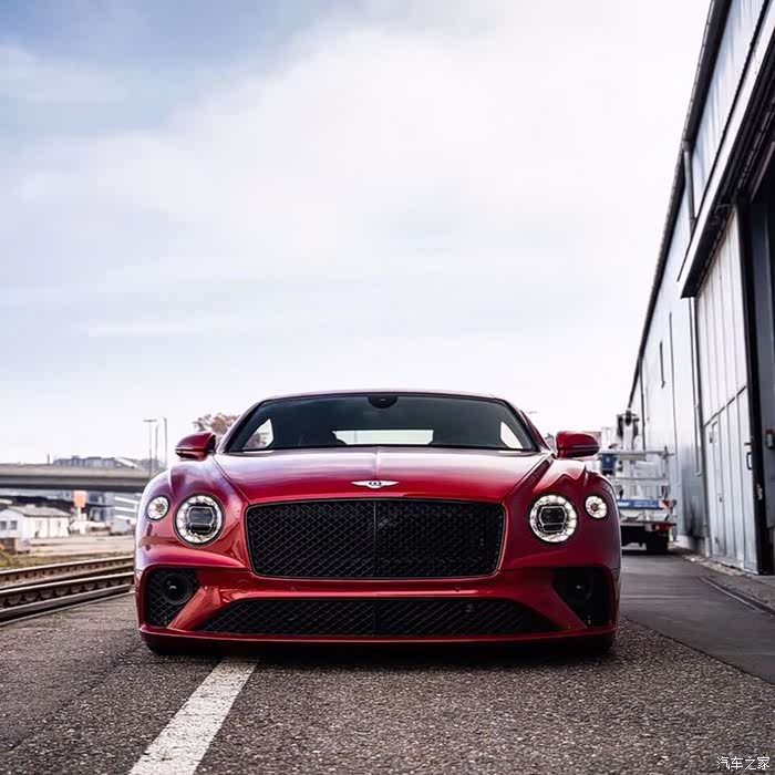 红色宾利跑车颜值在线帅气十足
