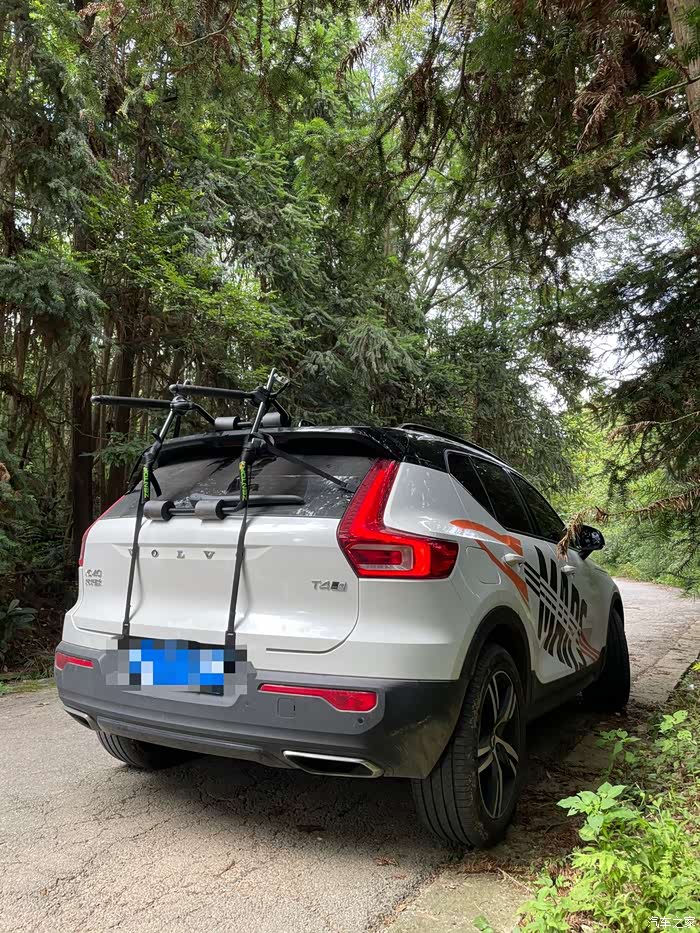 加装后挂式自行车架的沃尔沃xc40