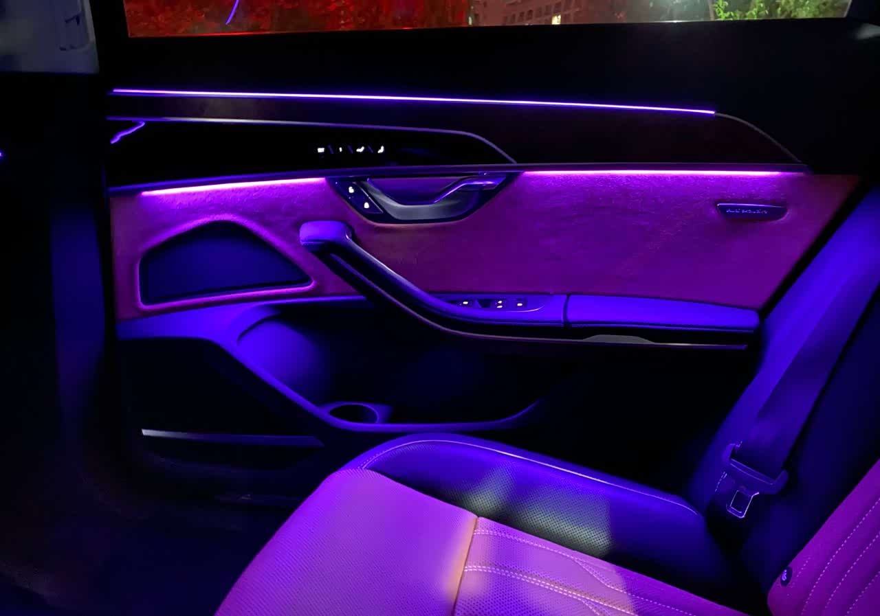 奥迪a8内饰氛围灯还是蛮有气氛的哈