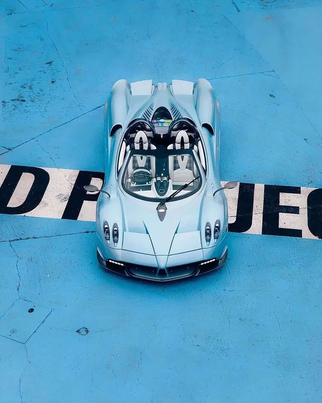 【图】雨中仍然显眼的浅蓝色帕加尼_帕加尼论坛_汽车之家论坛