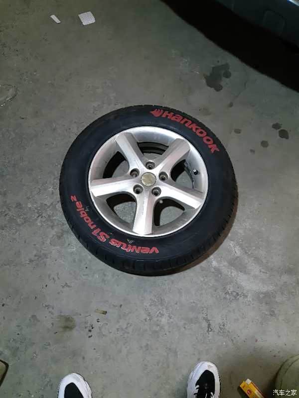 兄弟的车过来换轮胎,我换刹车分泵,前杠包围,点烟器,加顶巴.