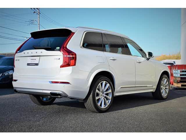 沃尔沃xc90实车外观采用白色涂装前脸中网设计新颖