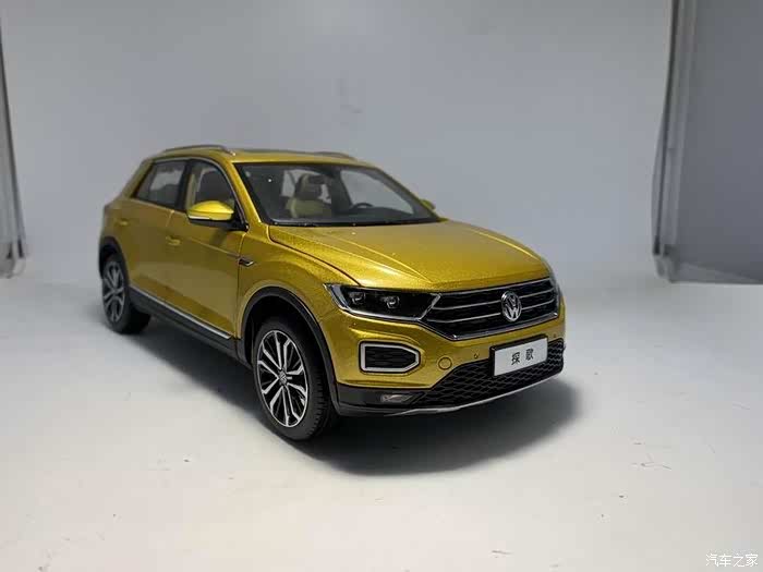 小巧精致的金色探歌车模——值得收藏