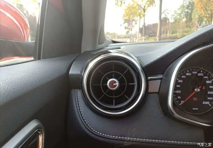 空调出风口还是很可爱的!空调的设计还错,可以360度旋转的,做成圆形