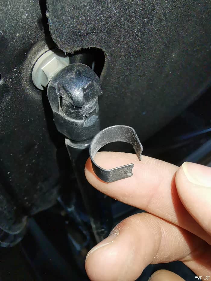 13款天籁更换引擎盖液压杆