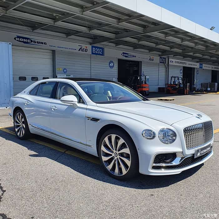 优雅白色的宾利,真是很羡慕呀!