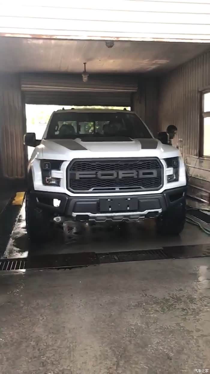 白色猛禽提车作业