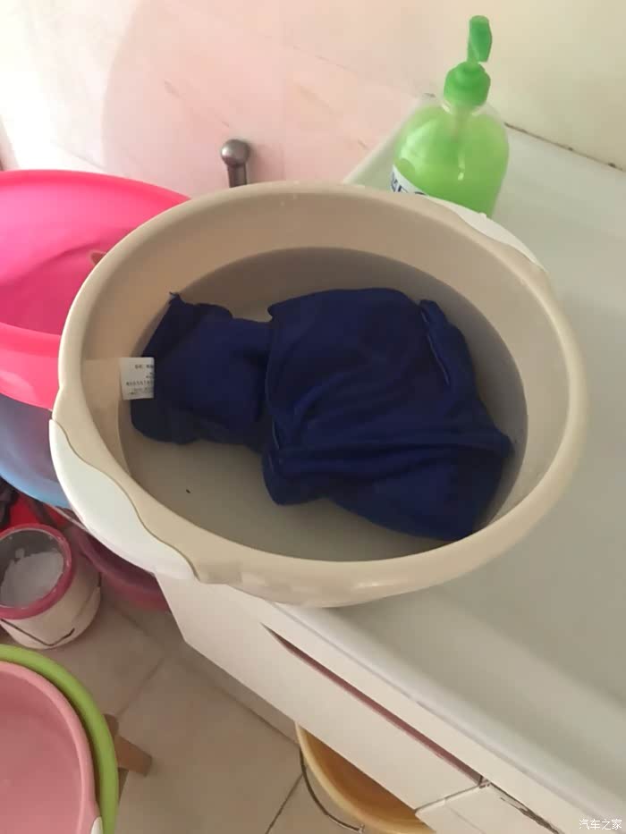 擦内饰 真皮座椅 用温水打湿湿毛巾擦 还是冷水擦