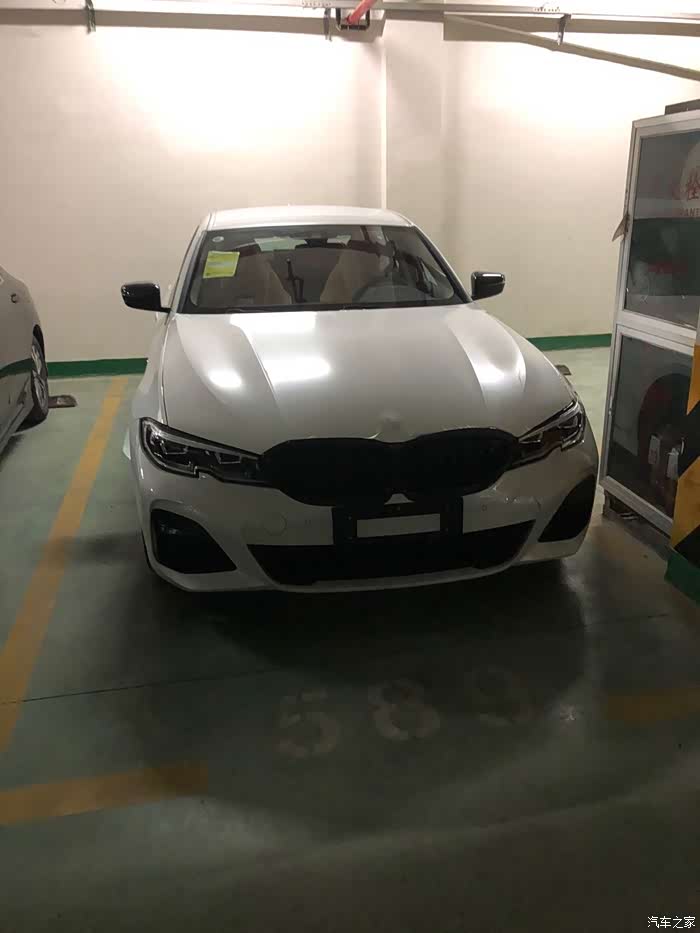 2021款325i运动耀夜白外红内提车