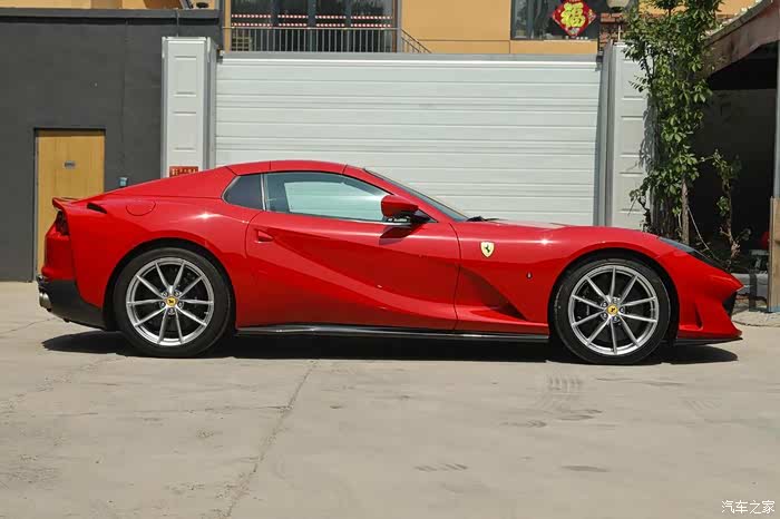 12缸法拉利给你带来野兽般的速度与激情