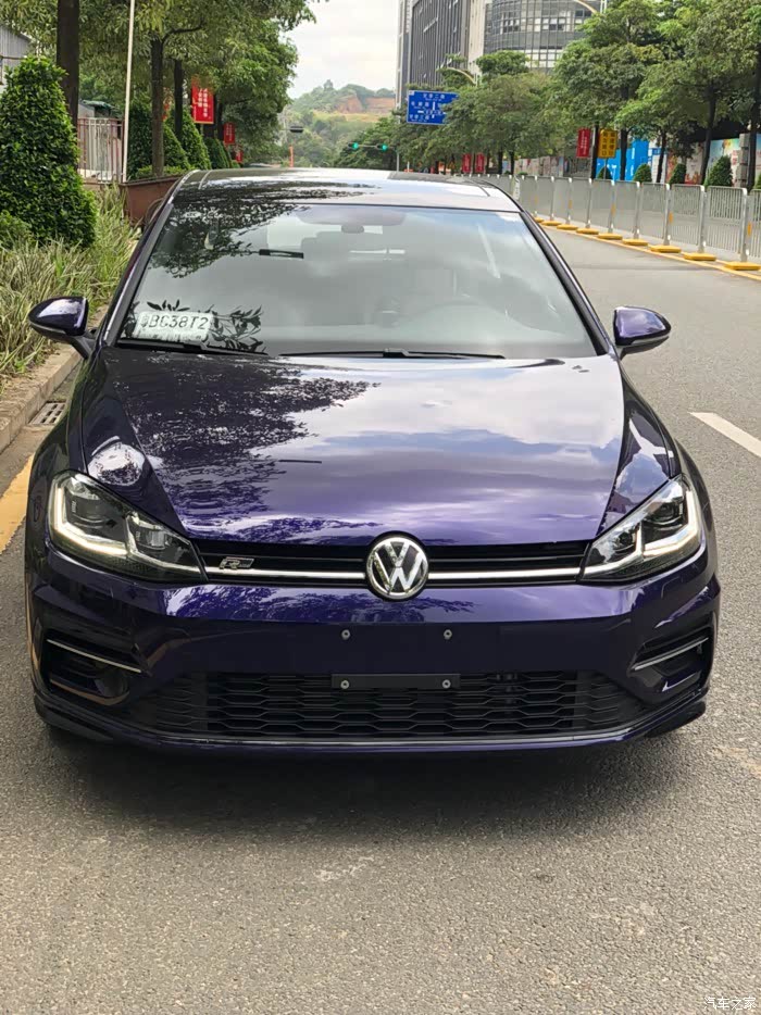 请问高尔夫7.5r-line 白色好看还是黑色.