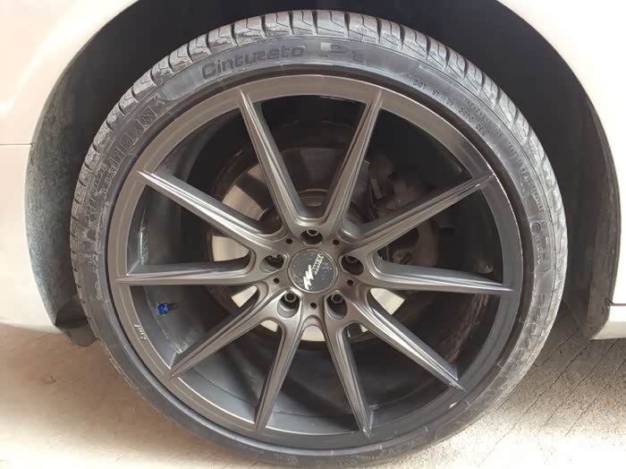 18款a4改哪款轮毂好看,原车的刀锋轮毂显小.