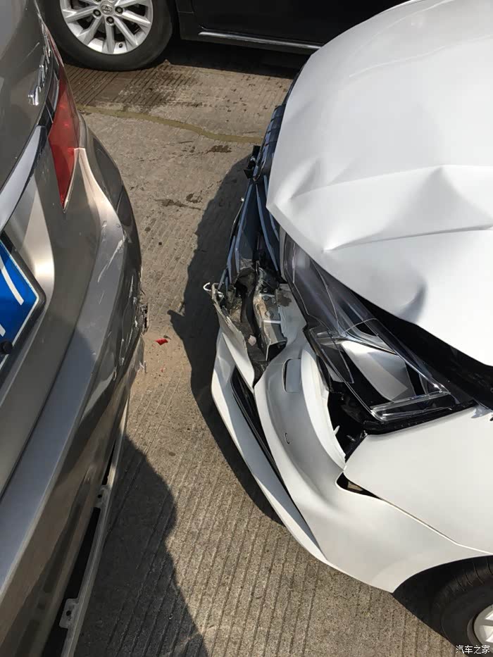 11752 | 回复: 58 奥迪a4l论坛 今天追尾了,我全责.