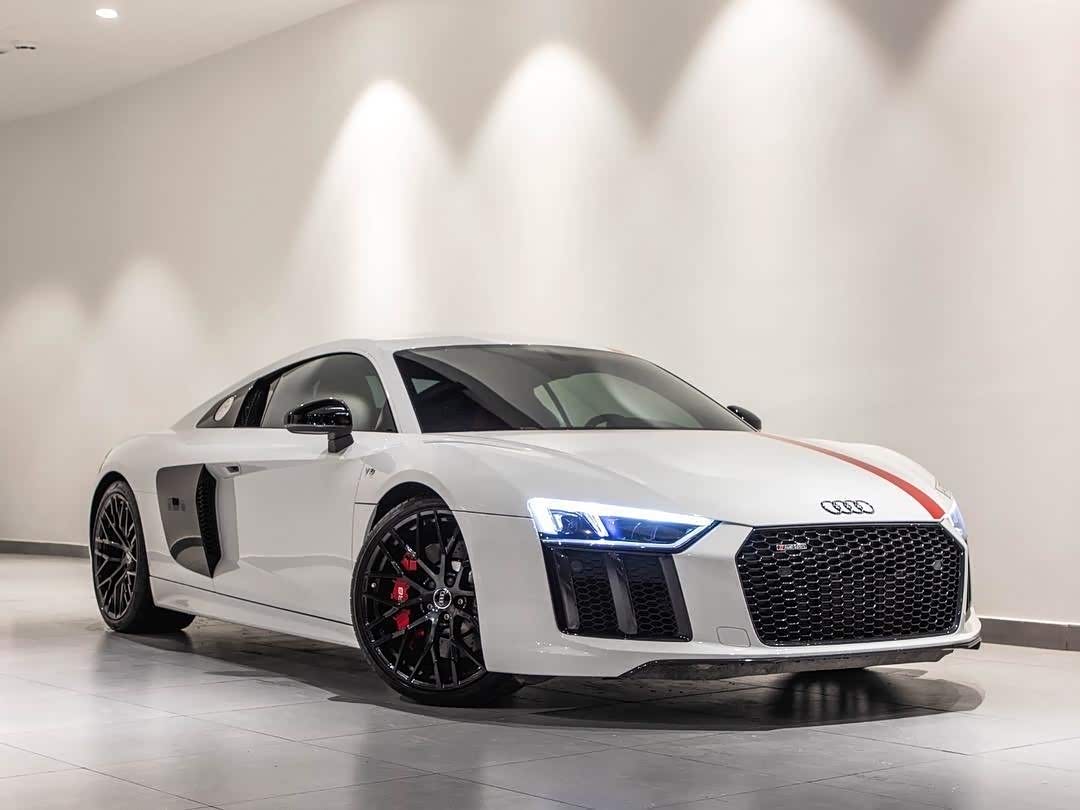 奥迪r8像极了一个蓄势待发的猛兽