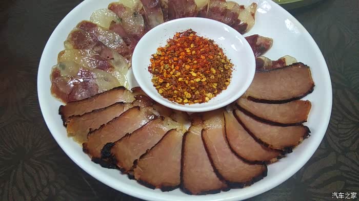 腊肉香肠拼盘,中间放着干碟子,可以哦!