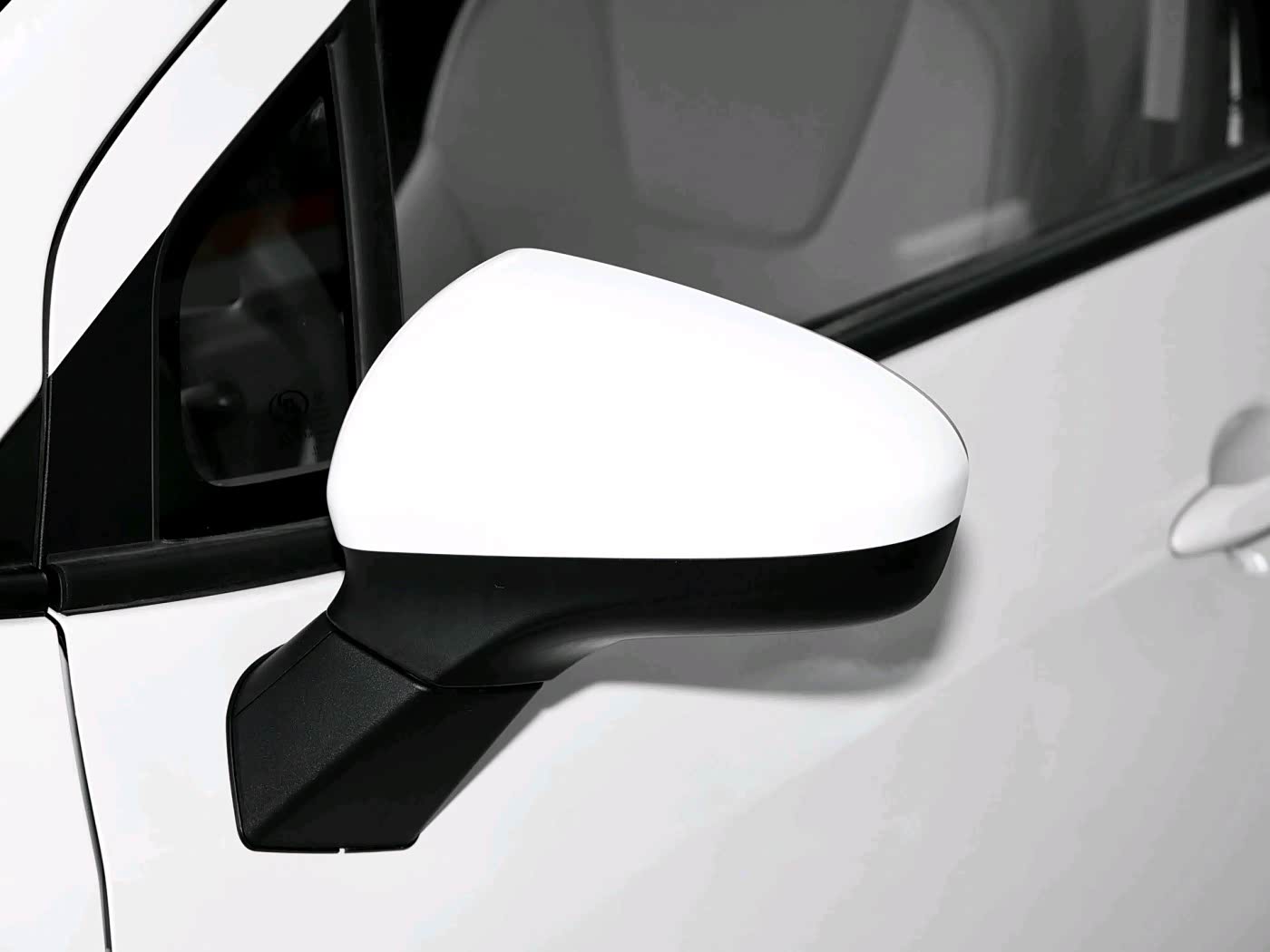 乐风rv的后视镜全系没有电动折叠,有点遗憾!