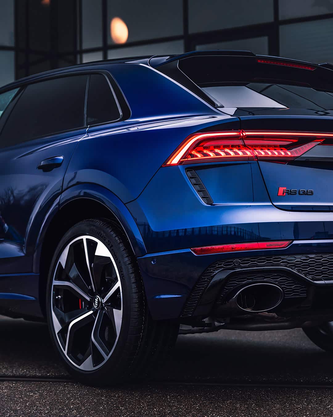 蓝色奥迪rs q8魅力欣赏