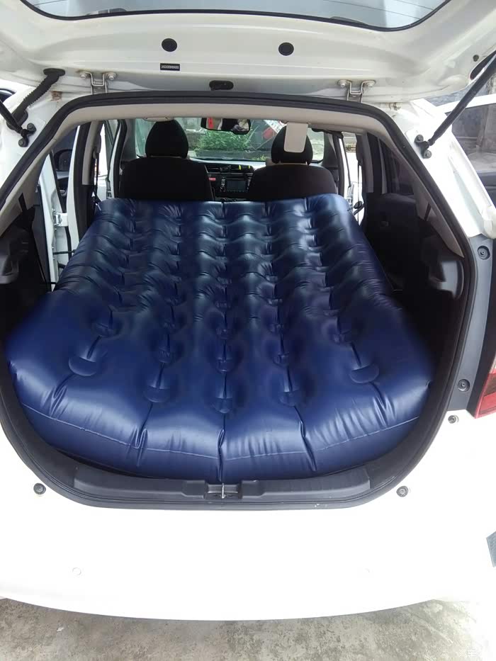 请问顶配魔术座椅的前排放倒后有多长啊,躺下睡觉双脚能伸直吗?