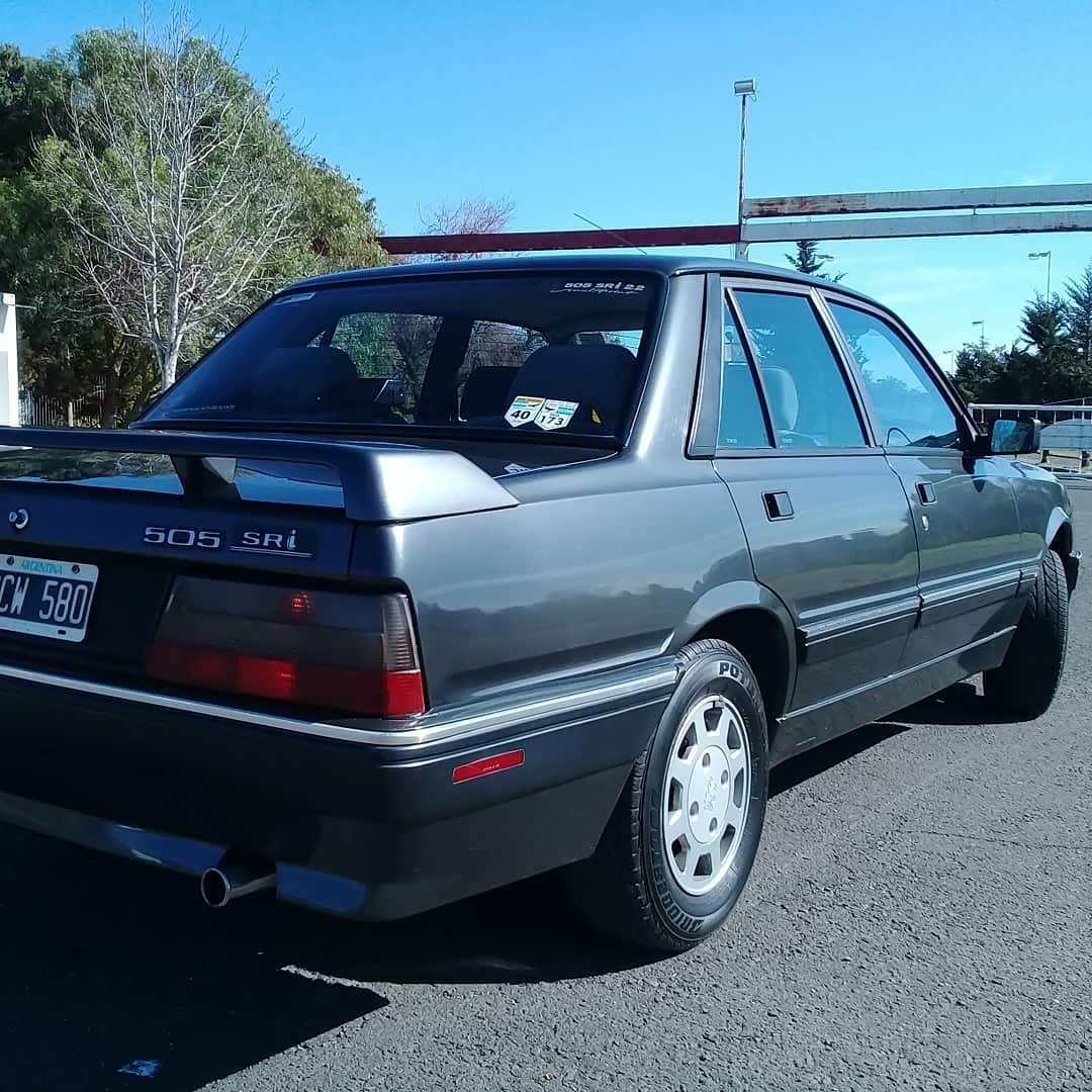 1992年标致505sri带个尾翼就是性能车了