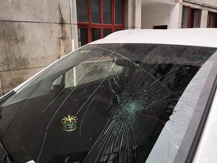 【图】前挡风玻璃砸破了,多少钱啊?_瑞风s3论坛_汽车之家论坛
