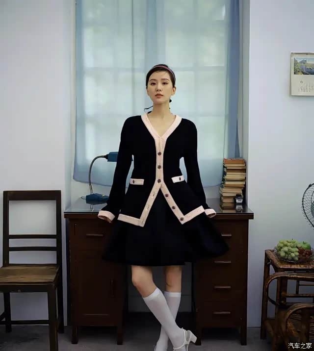 刘诗诗黑裙造型太女人了,一袭黑裙配珍珠包好复古,长靴竟不突兀