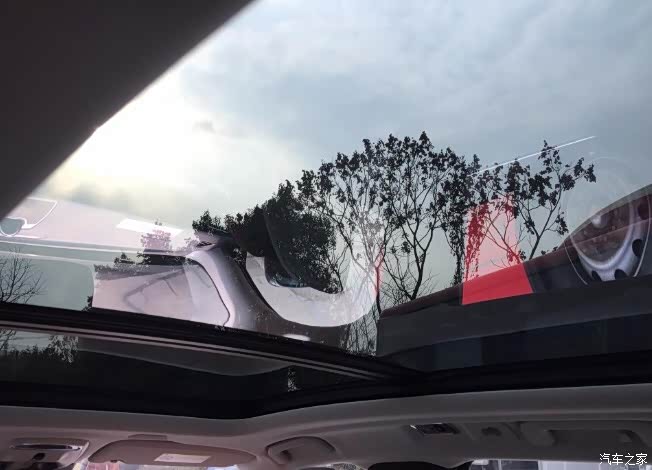 超大全景天窗.开启面积和采光面积都很大.