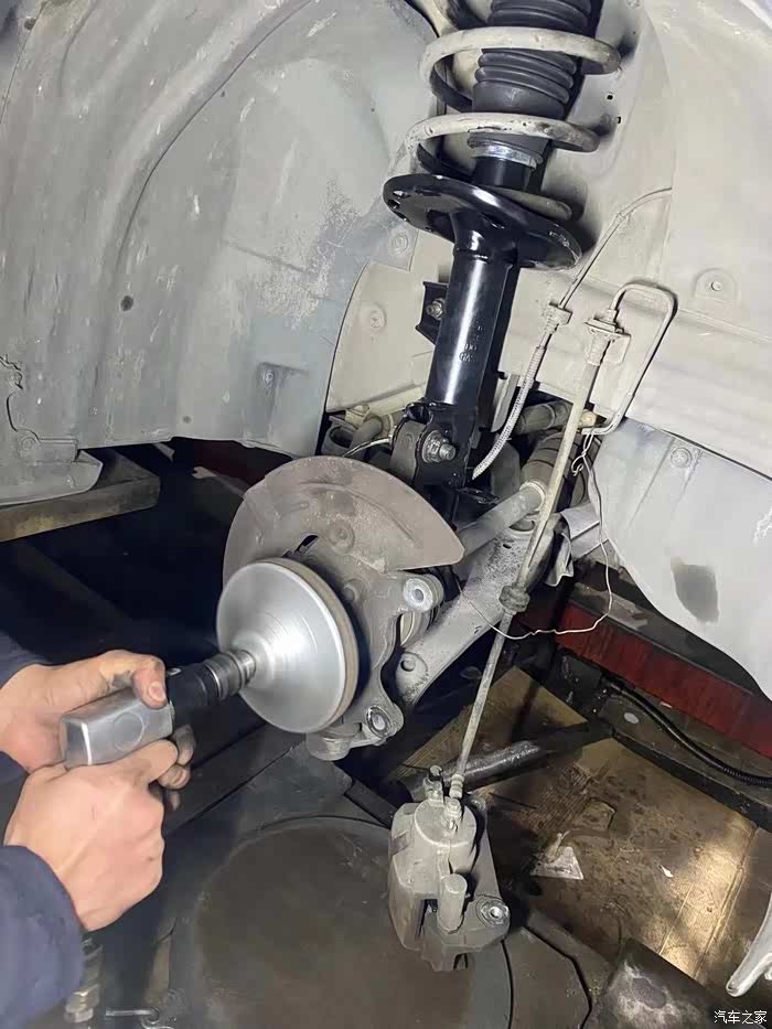 轮毂轴承保养一下,减震器安装完毕