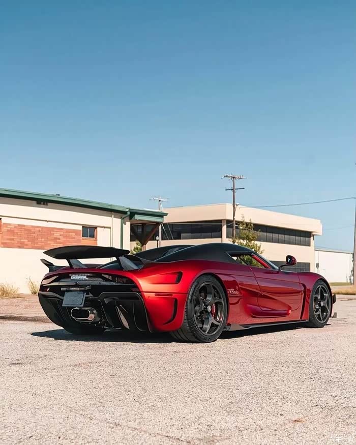红黑相间的超级跑车赏析