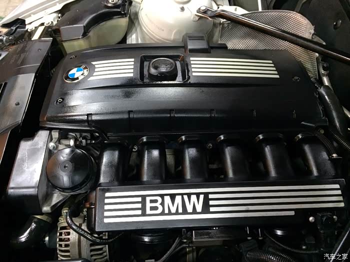 bmw的最为经典的n52b30发动机布局整齐,利落,非常干净.