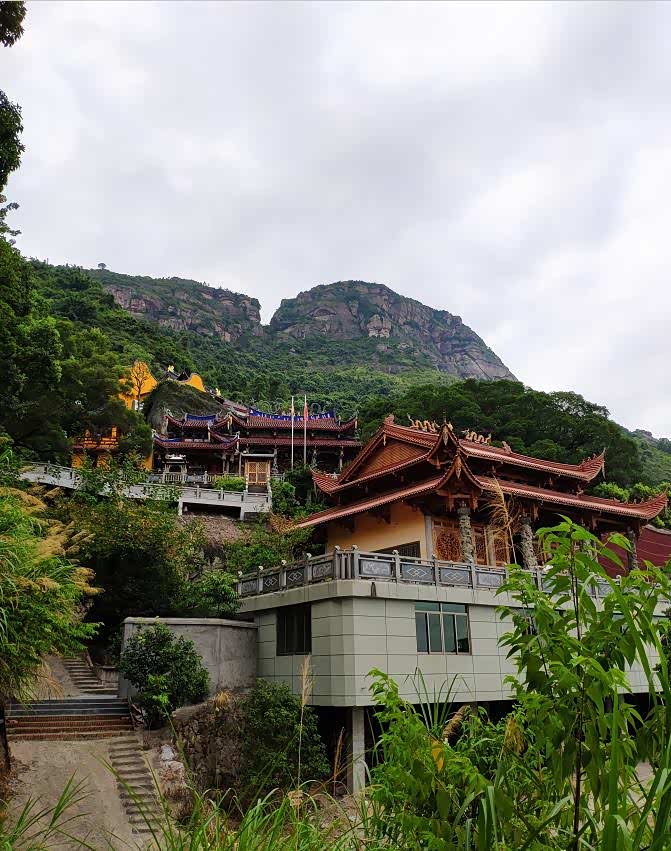五虎山五岭岩寺寺巧妙利用峭壁巨岩进行筑建