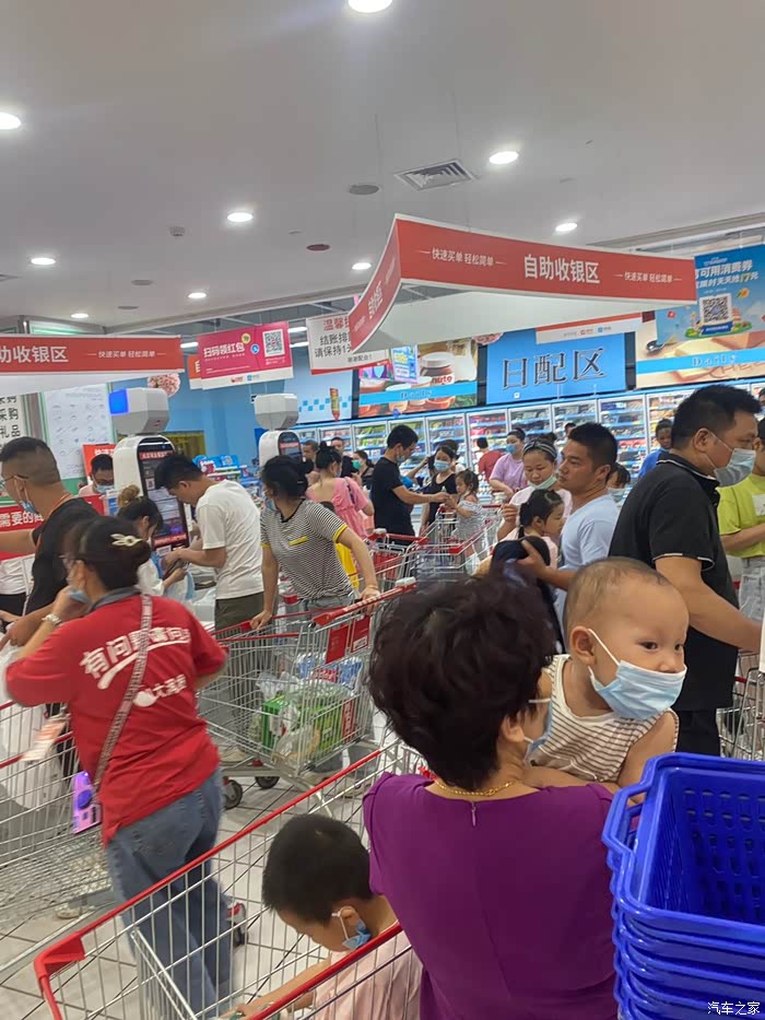 现在晚上太热没地方去,超市很还是居多的买单都要排队!