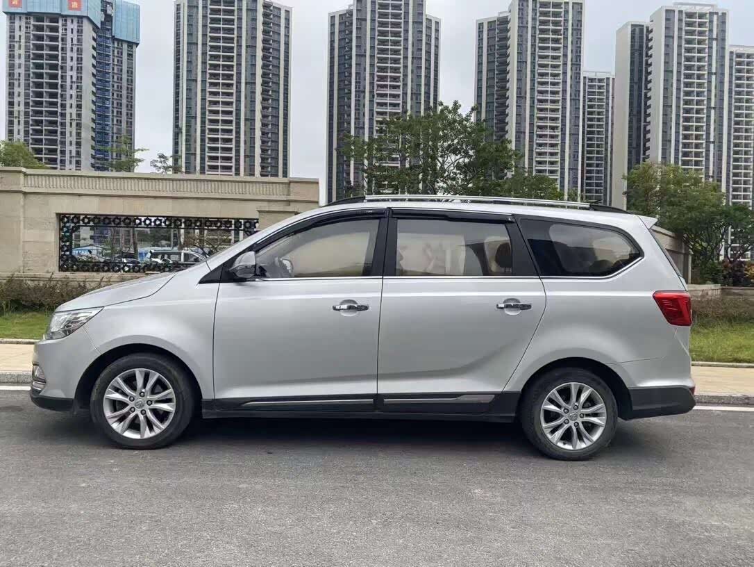 银色的宝骏730外形非常漂亮,内饰空间大得很!