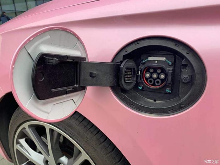 零跑纯电动汽车粉色图片