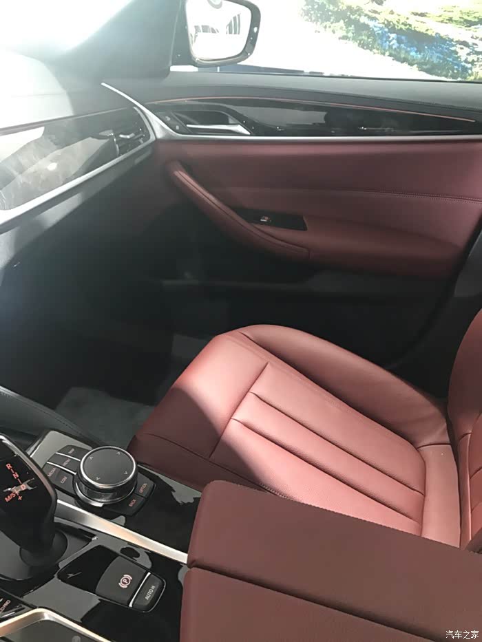 火山红内饰感官比较新鲜