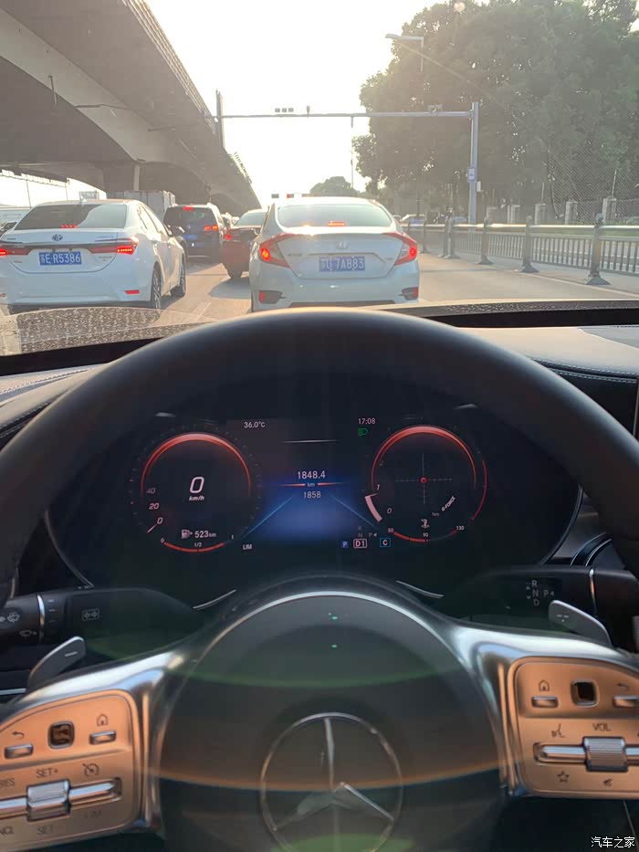 奔驰c200l自动大灯反应不灵敏是啥问题啊,过了个小隧道灯就不关了