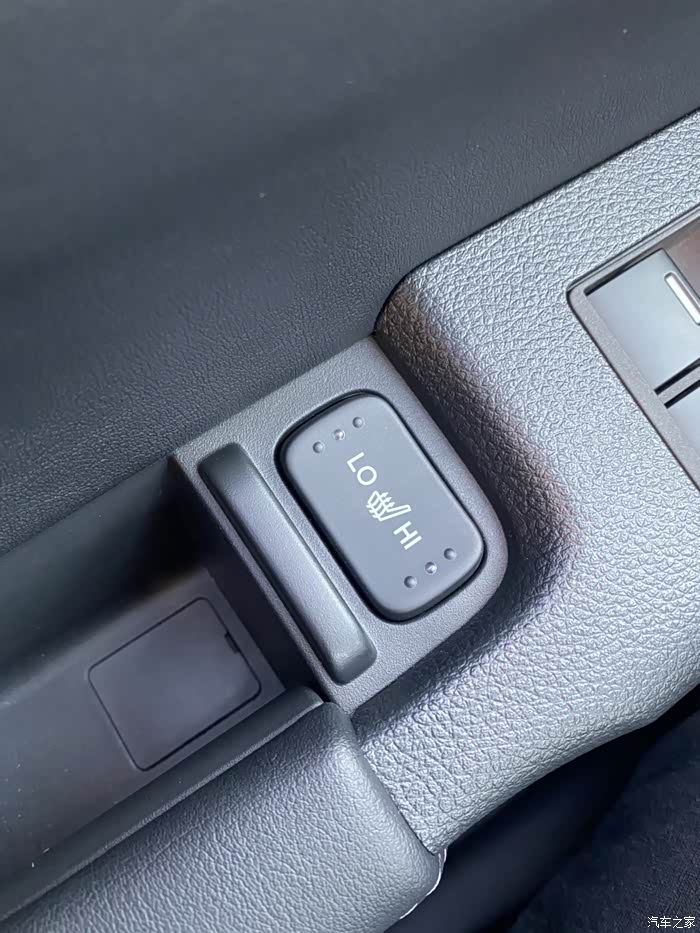 艾力绅座椅加热按键