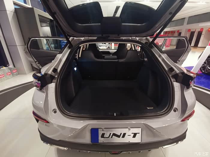 电动尾门,后备箱口和里面一样大,可以                    面还有一层