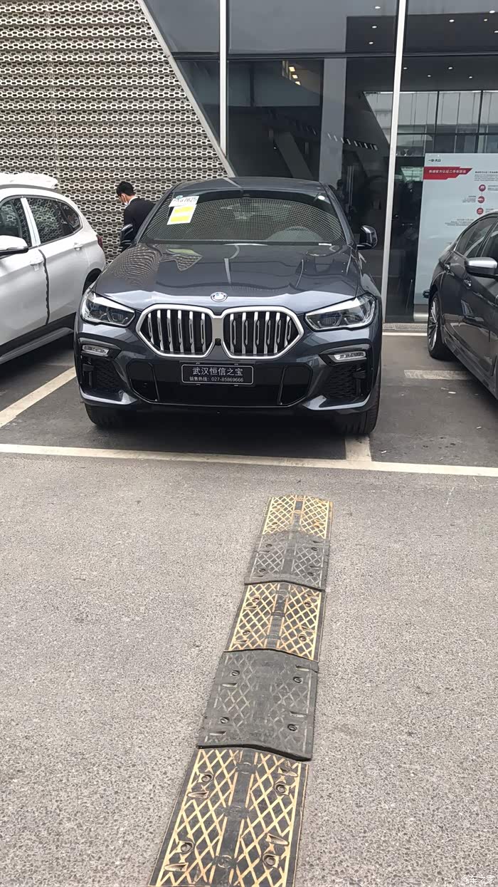 20款x6极地灰提车作业