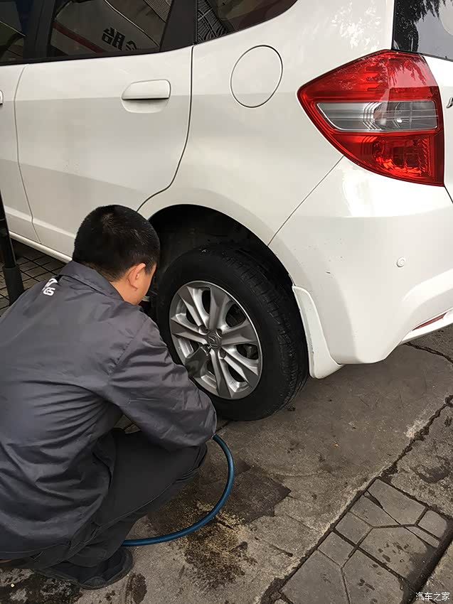 二代飞度换轮胎作业,顺带出几条旧轮胎