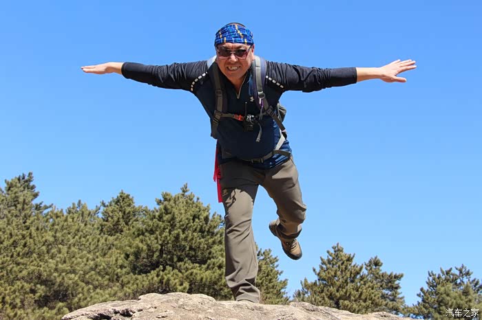 这哥们单脚背飞只能欣赏易模仿,一旦站稳真有危险,但从照片效果上看这