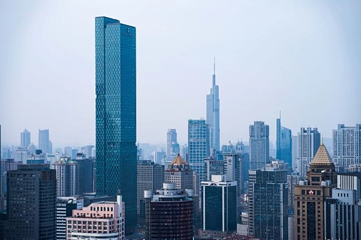 高空看南京,遍地都是高楼大厦,繁华程度不亚于一线城市