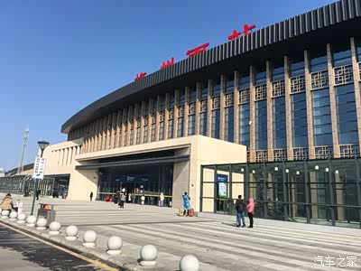 高铁站大门口,游客不多