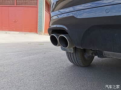 双边四出排气孔,很有范.